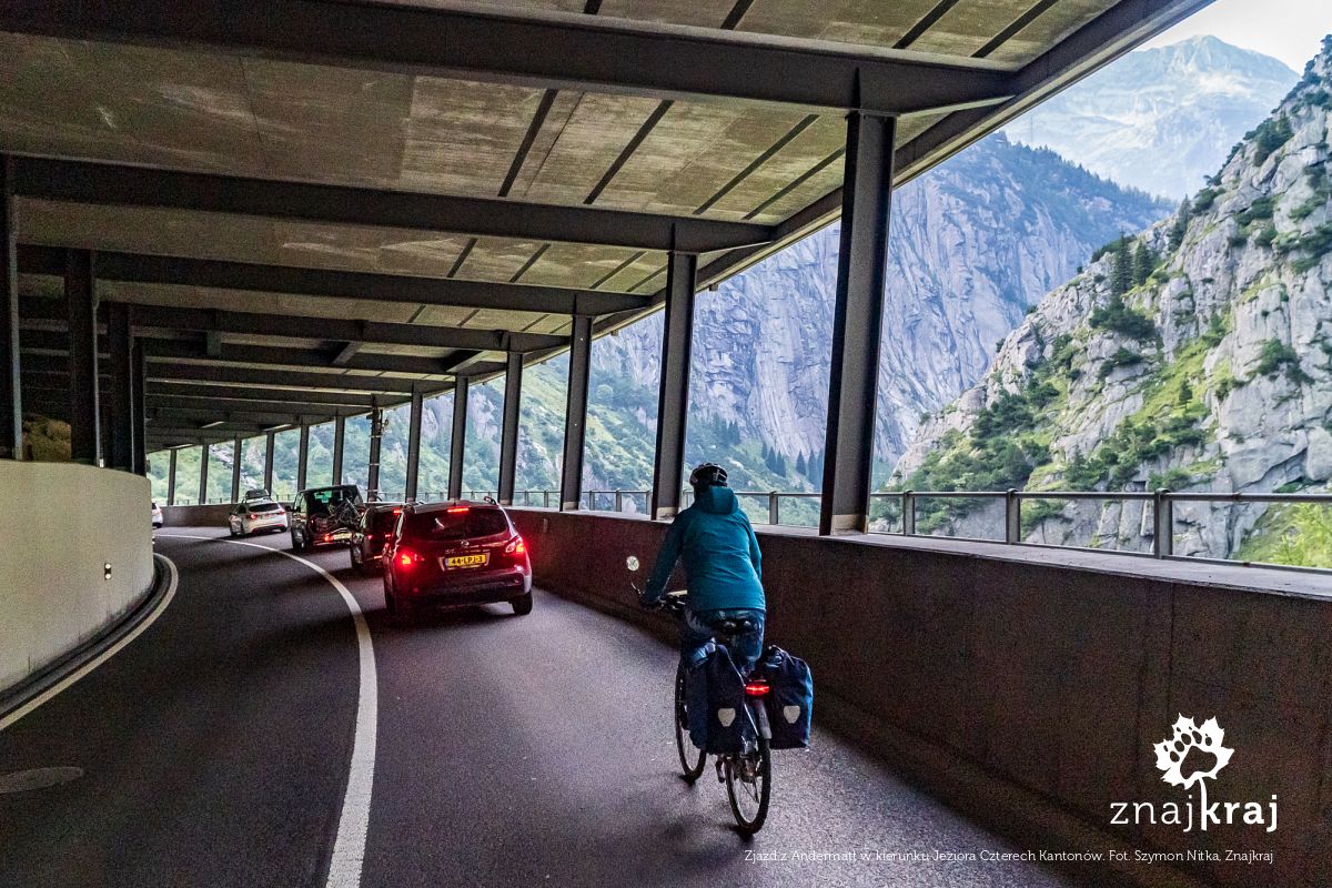 Zjazd z Andermatt w kierunku Jeziora Czterech Kantonów