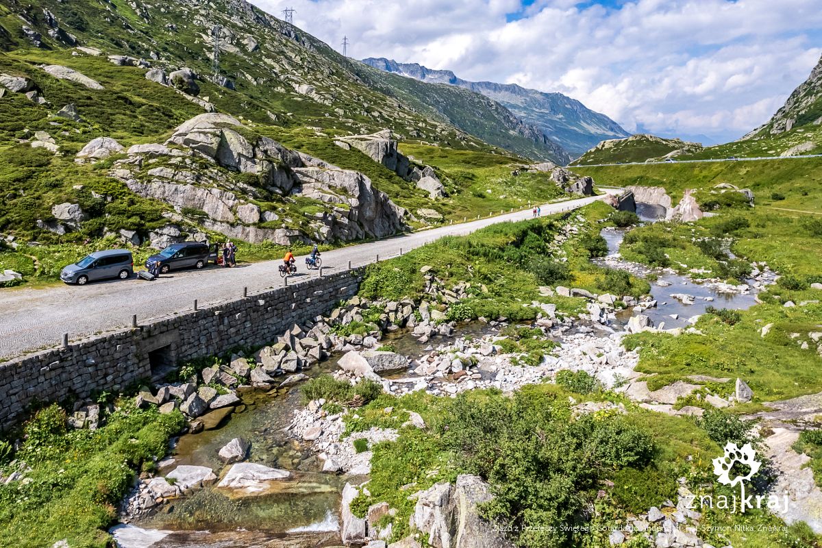 Zjazd z Przełęczy Świętego Gotarda do Andermatt