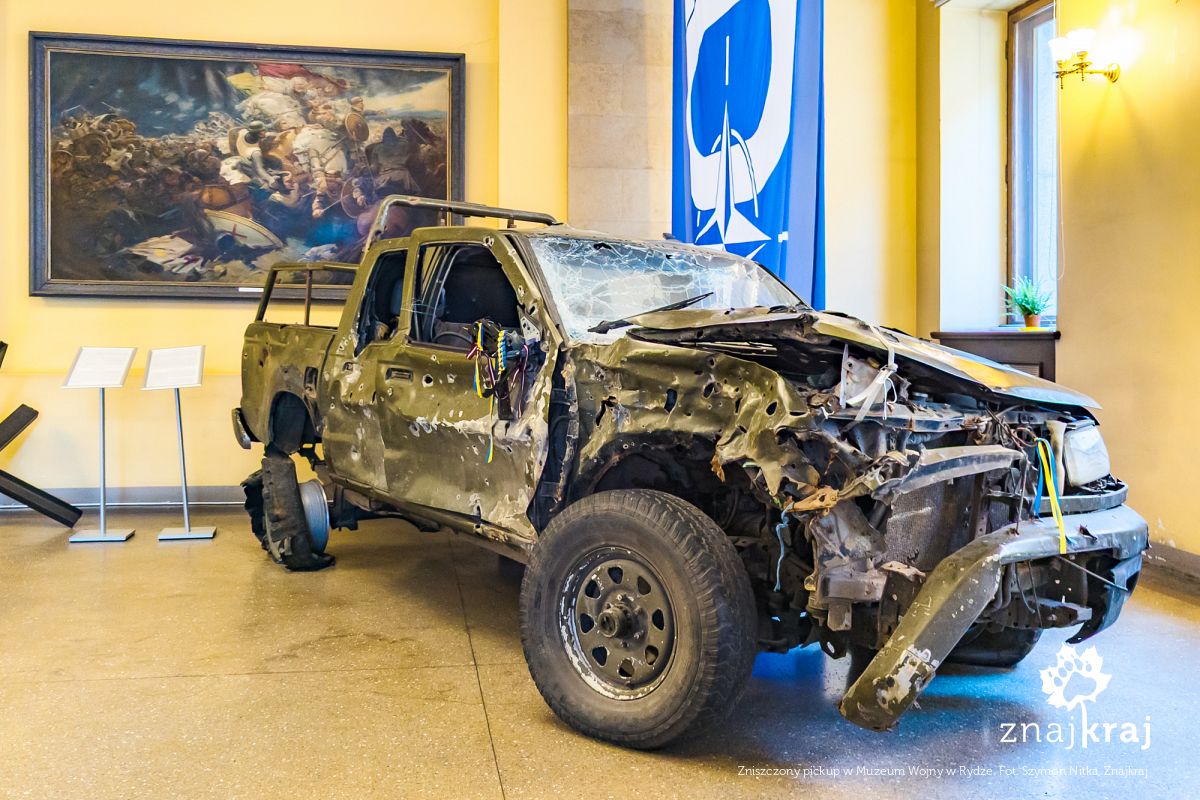 Zniszczony pickup w Muzeum Wojny w Rydze