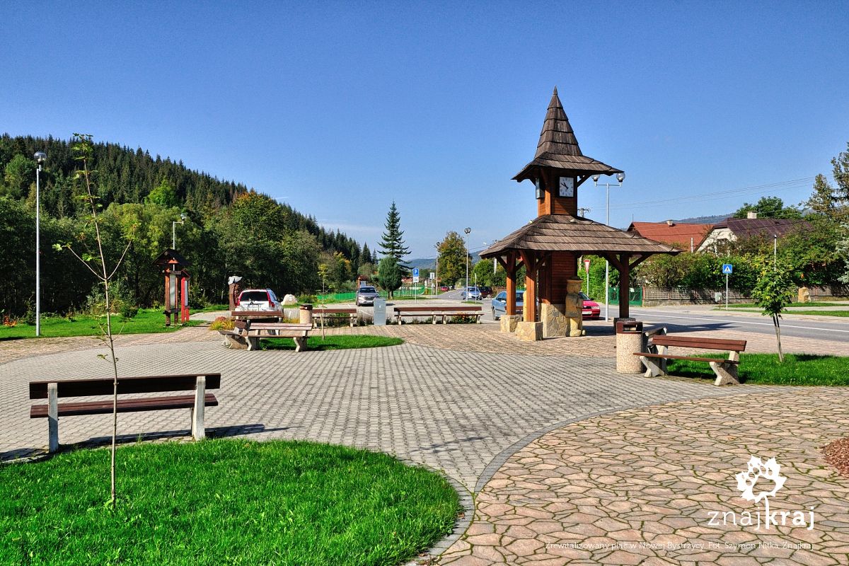 Zrewitalizowany plac w Nowej Bystrzycy