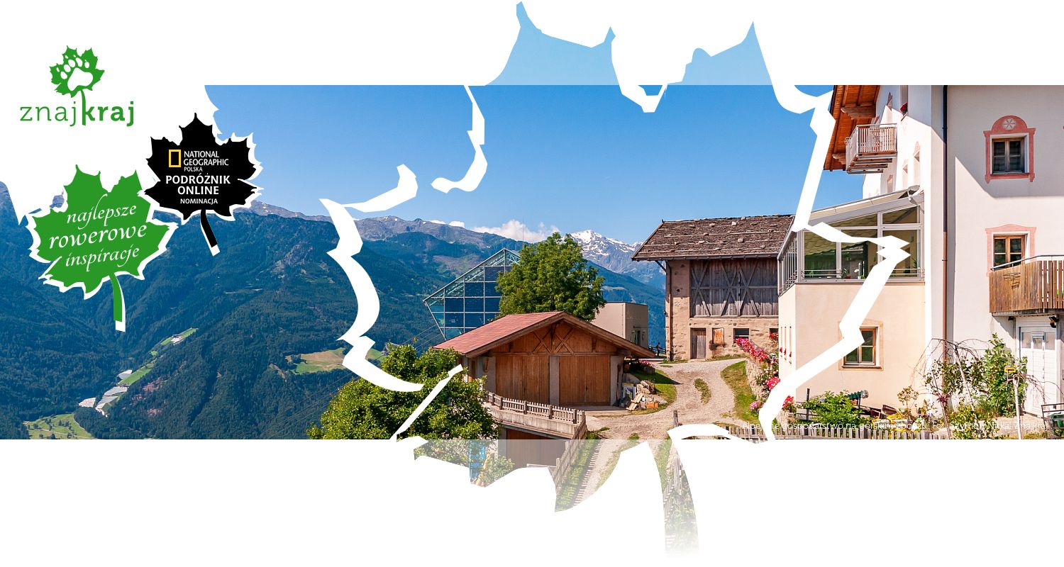 Alpejskie gospodarstwo na górskim zboczu