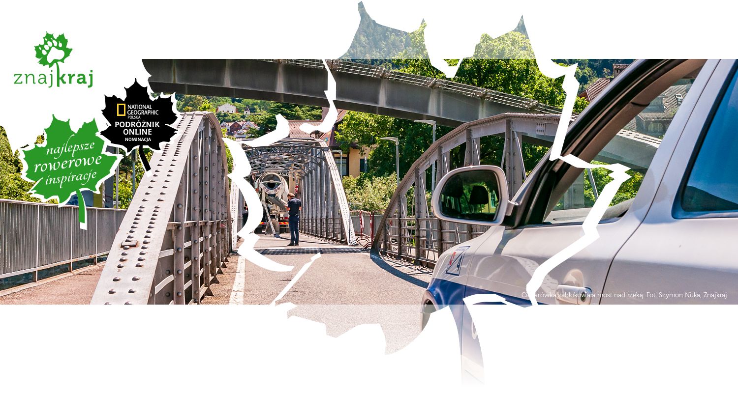 Ciężarówka zablokowała most nad rzeką