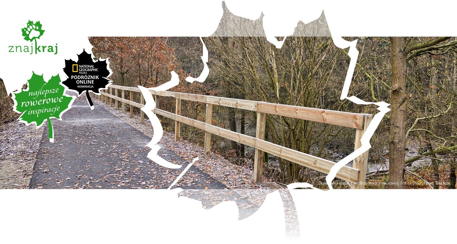 Drewniana bariera wzdłuż drogi rowerowej