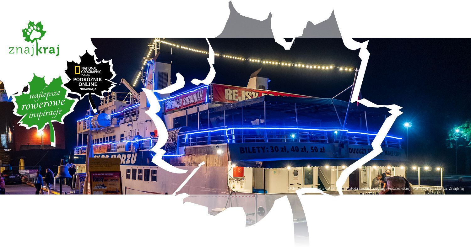 Oklejony banerami katamaran Kołobrzeskiej Żeglugi Pasażerskiej