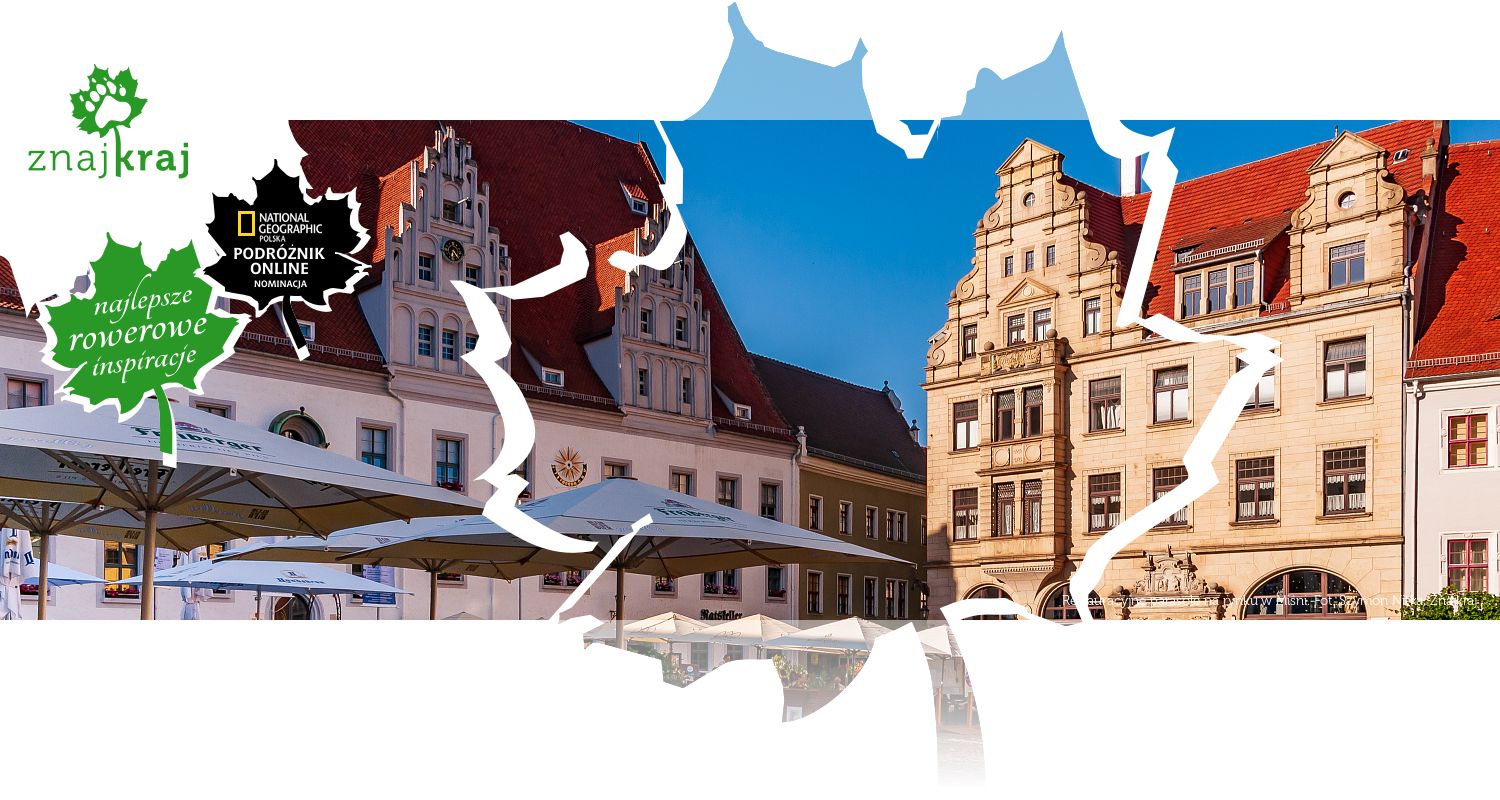 Restauracyjne parasole na rynku w Miśni