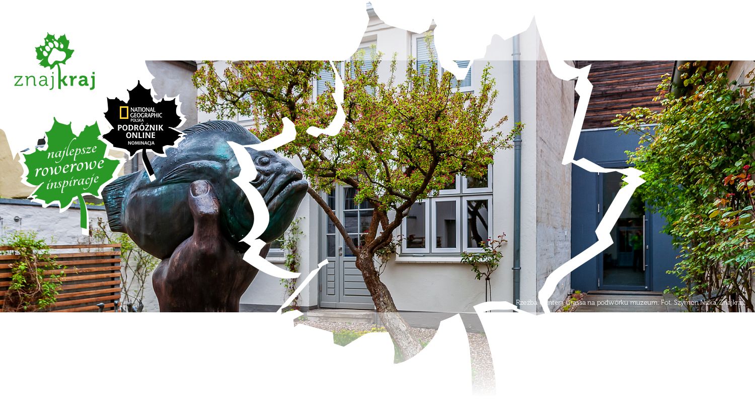 Rzeźba Güntera Grassa na podwórku muzeum