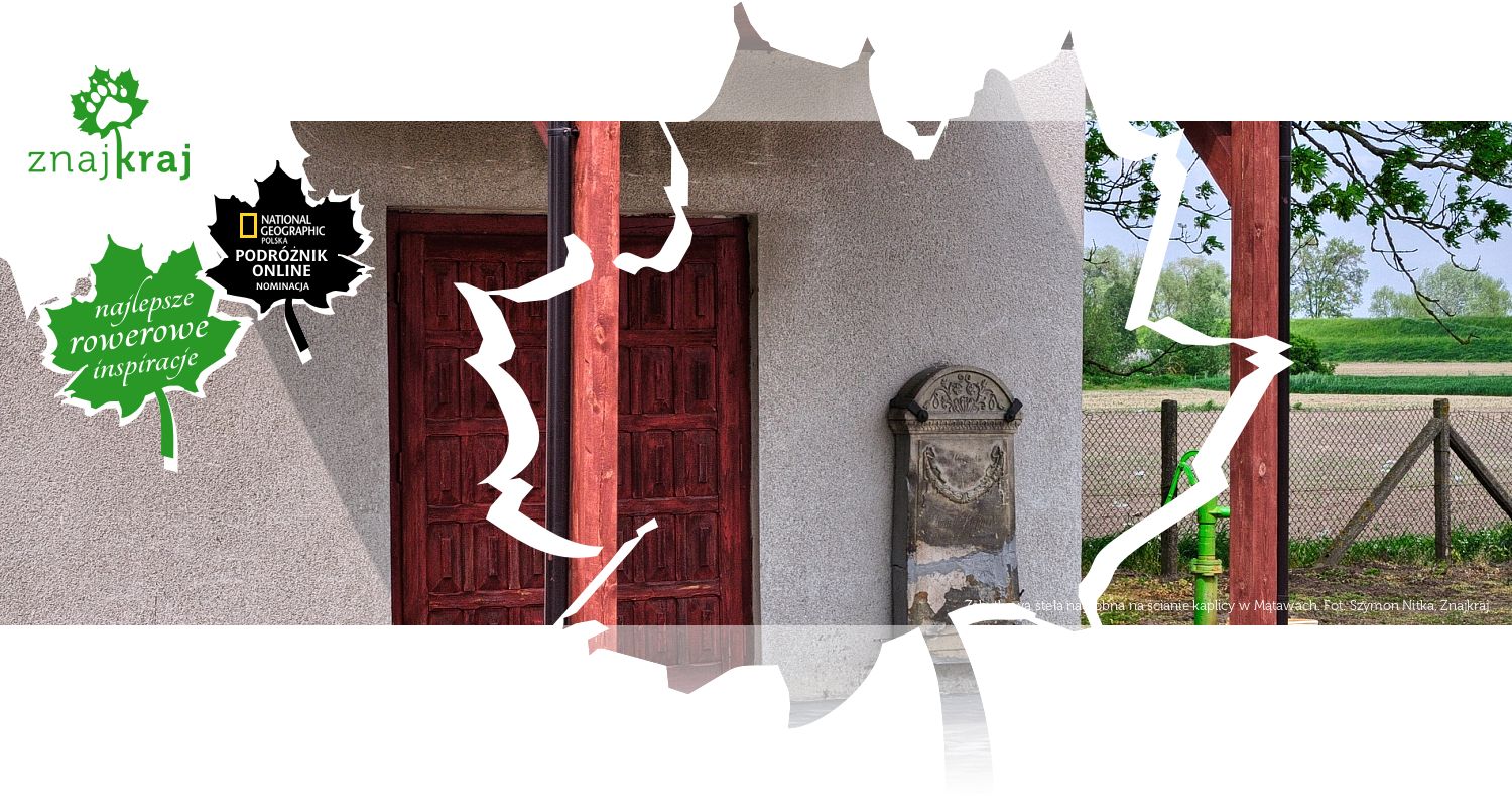 Zabytkowa stela nagrobna na ścianie kaplicy w Mątawach
