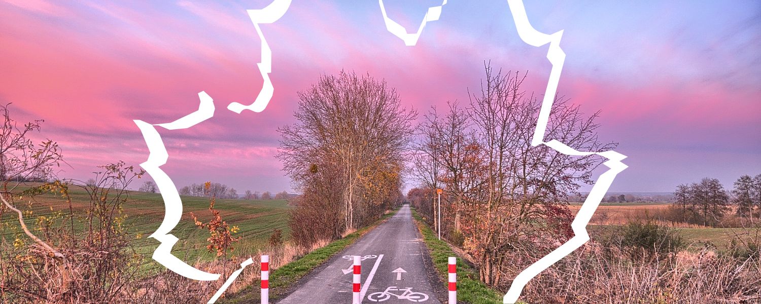 Różowe chmury nad szlakiem rowerowym