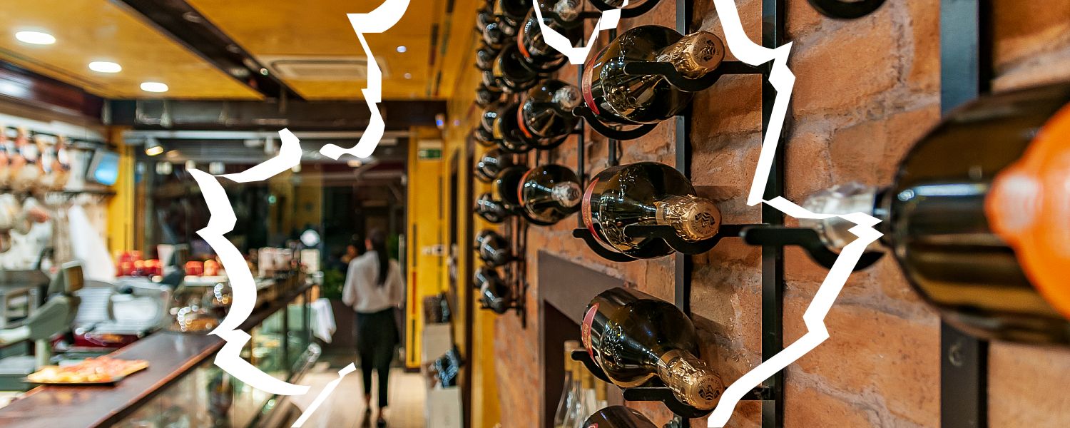 Wino jako dekoracja restauracji w Parmie
