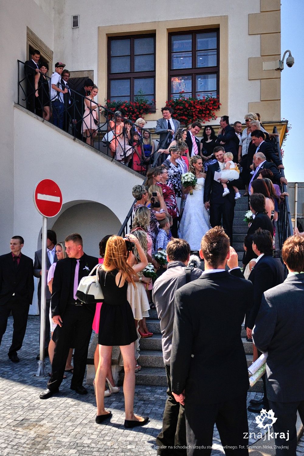 Czeski zwyczaj? Szpaler na schodach urzędu stanu cywilnego Czeski zwyczaj? Szpaler na schodach urzędu stanu cywilnego