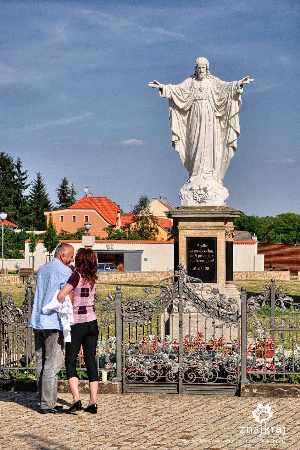 Przed bazyliką w Welehradzie Przed bazyliką w Welehradzie